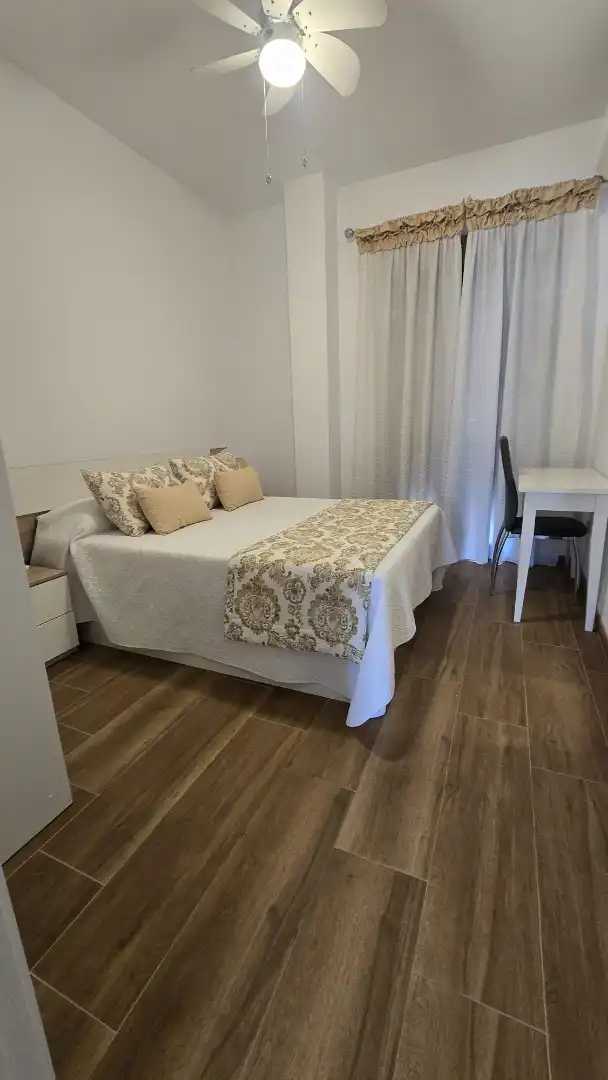 Dormitori de Casa adosada en venda en Úbeda amb Aire condicionat, Calefacció i Jardí privat