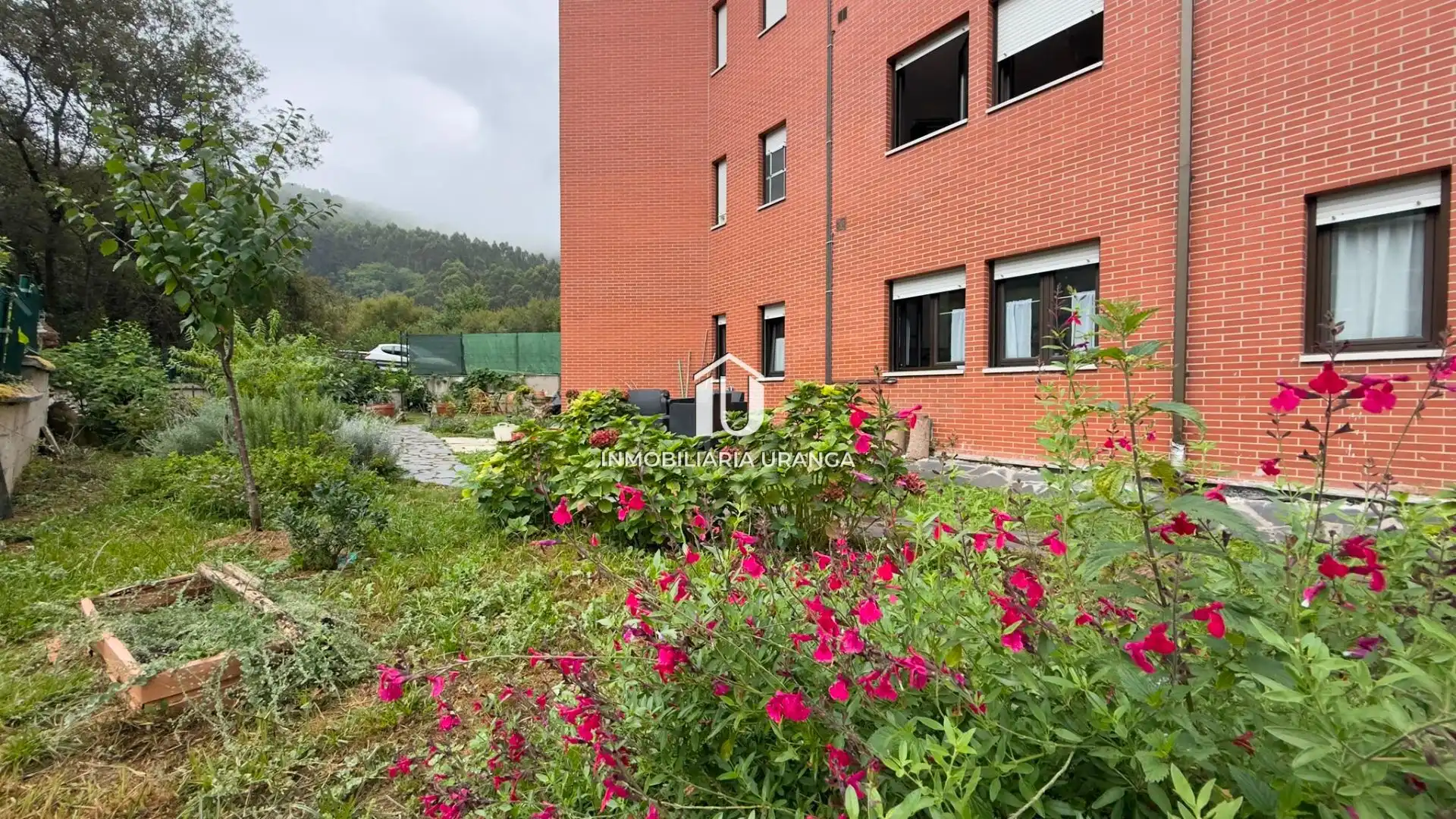 Vista exterior de Pis en venda en Limpias amb Calefacció, Jardí privat i Moblat