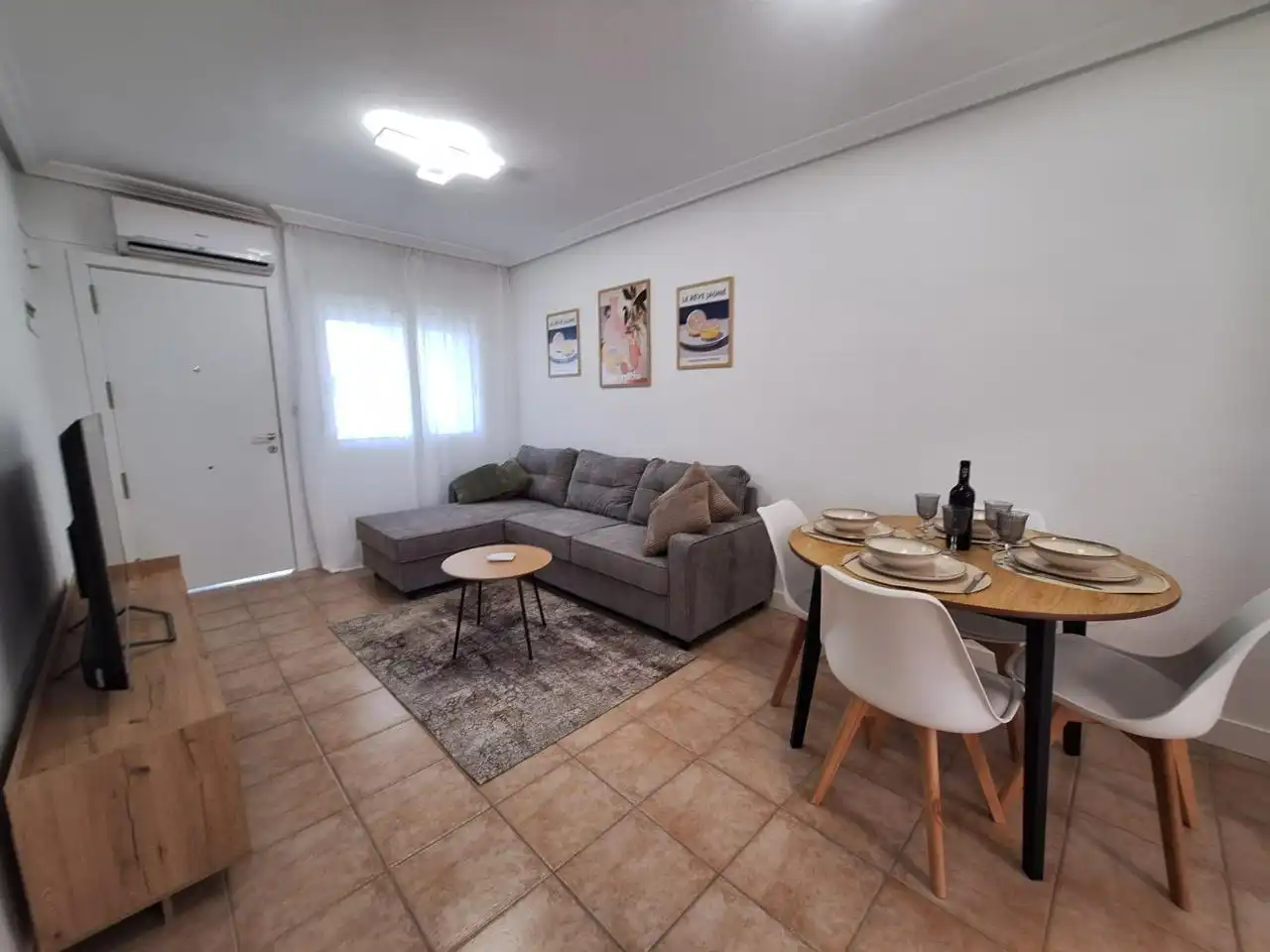 Sala d'estar de Planta baixa en venda en Torrevieja amb Terrassa, Moblat i Piscina comunitària