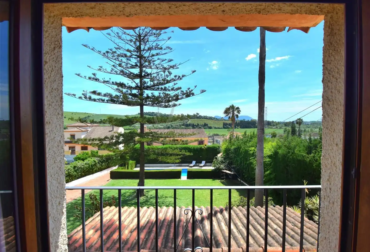 Vista exterior de Casa o xalet en venda en Los Barrios amb Jardí privat, Terrassa i Traster