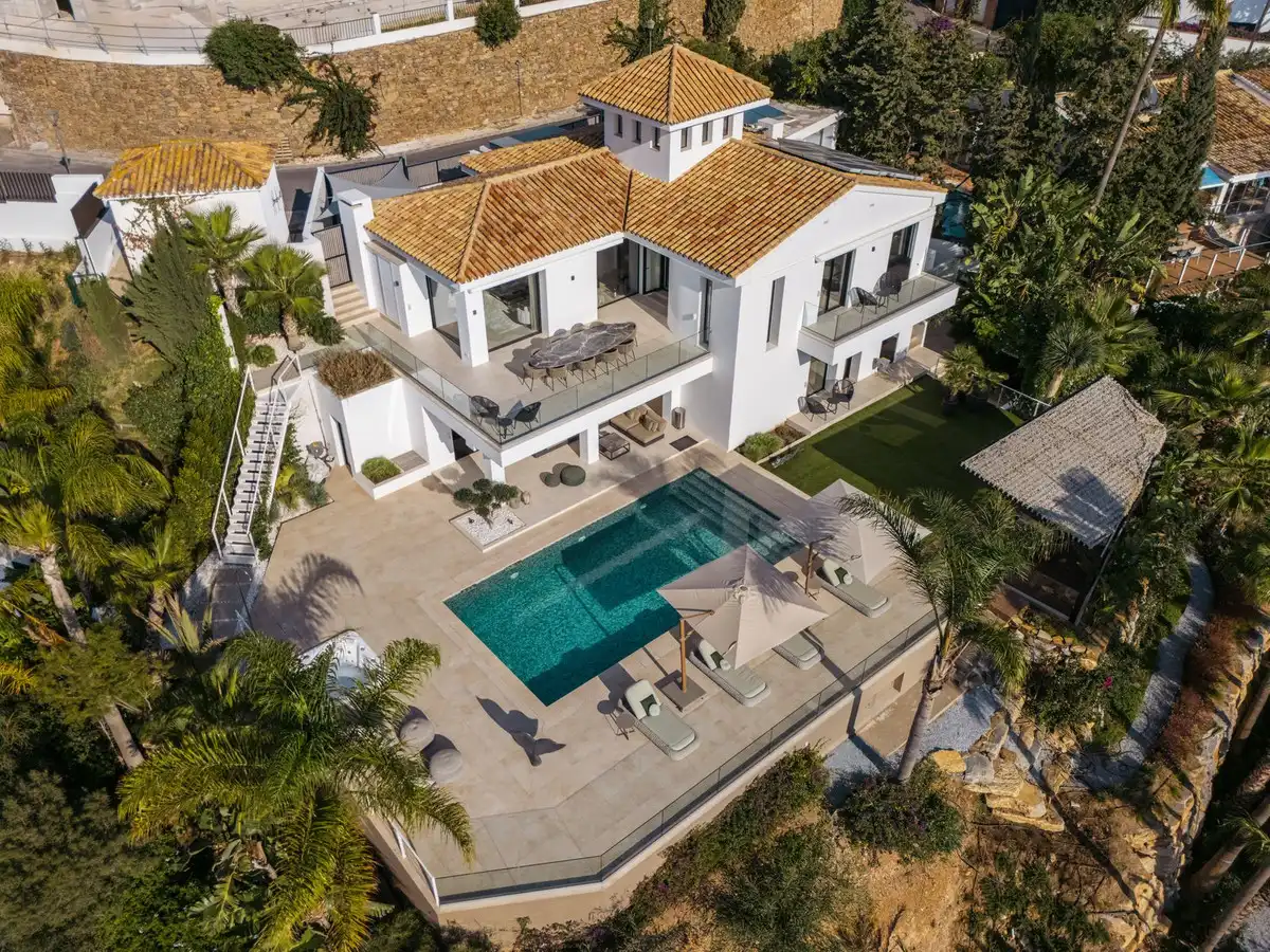 Vista exterior de Casa o xalet en venda en Marbella amb Aire condicionat, Jardí privat i Terrassa