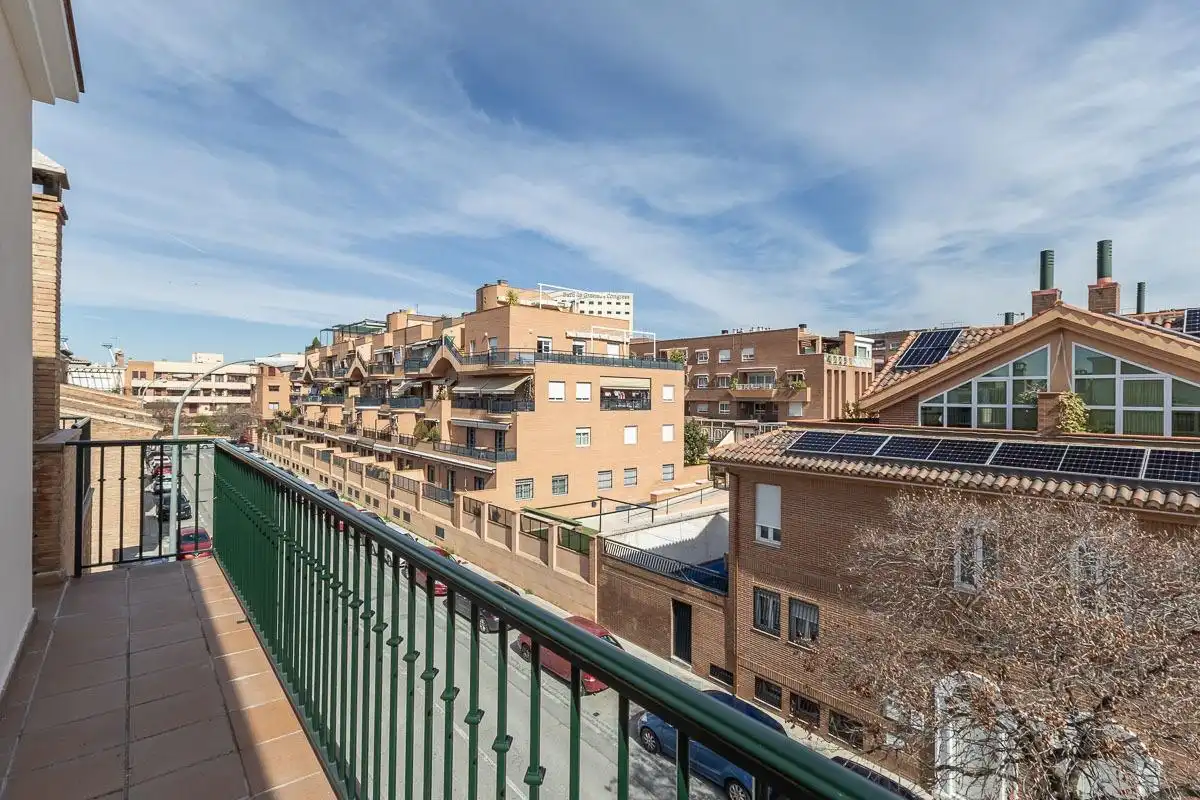Vista exterior de Casa adosada en venta en Granada con Calefacción, Jardín privado y Terraza