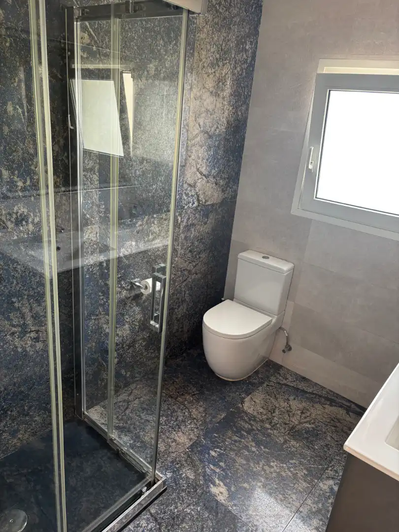 Bany de Apartament de lloguer en Castell d'Aro, Platja d'Aro i s'Agaró amb Moblat, Rentadora i Balcó