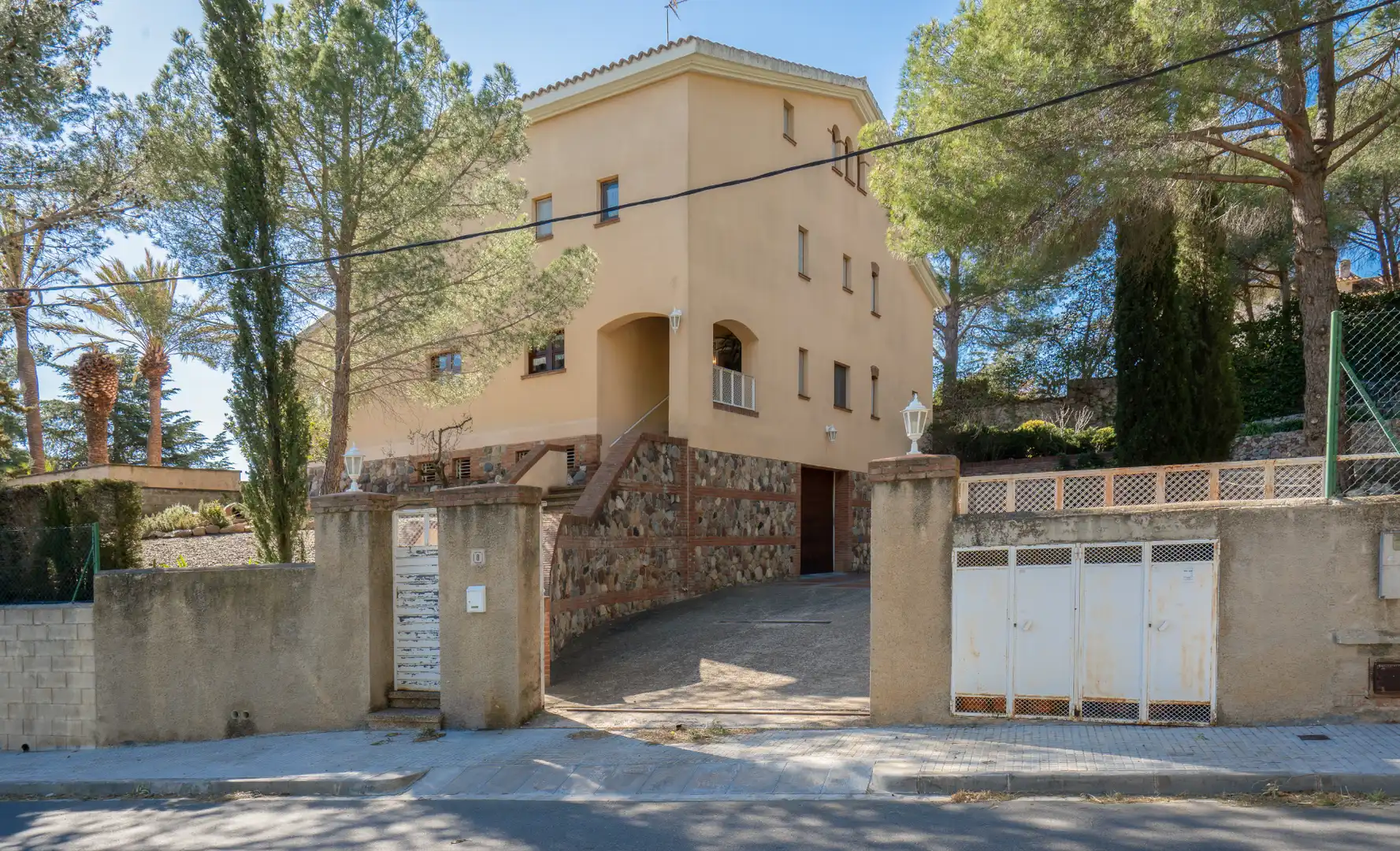 Vista exterior de Casa o xalet en venda en Almoster amb Calefacció, Jardí privat i Moblat