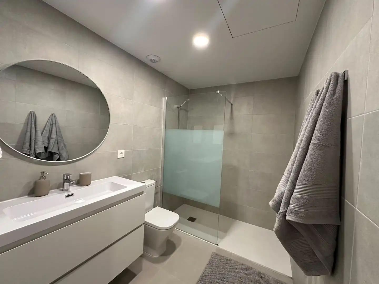 Badezimmer von Wohnungen zur Miete in Marbella mit Klimaanlage, Terrasse und Schwimmbad