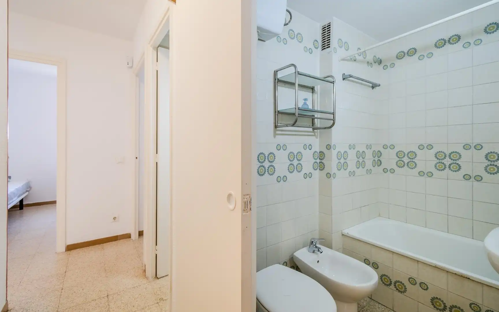 Bathroom of Flat for rent in Girona