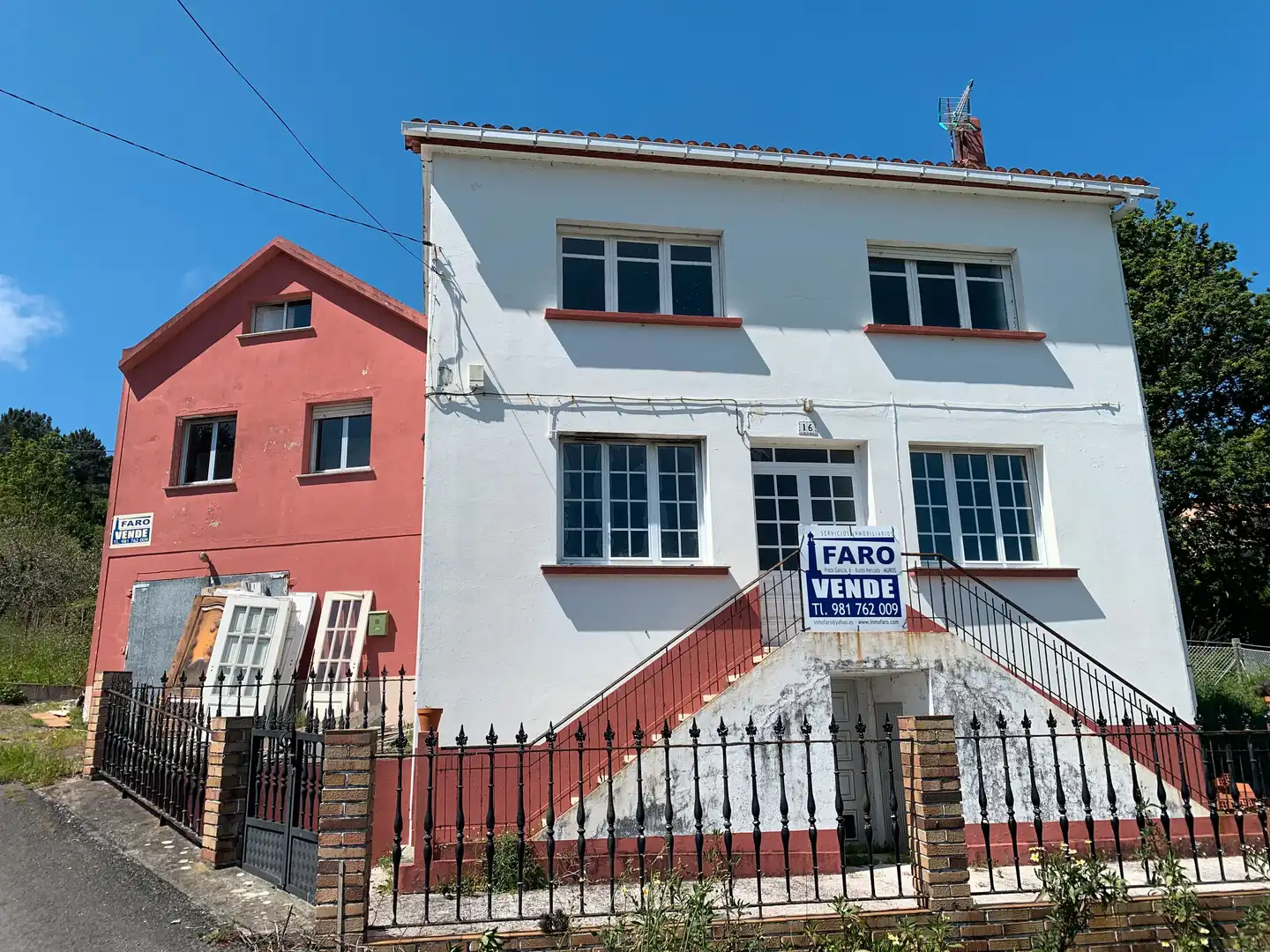 Vista exterior de Casa o xalet en venda en Outes amb Jardí privat, Terrassa i Balcó
