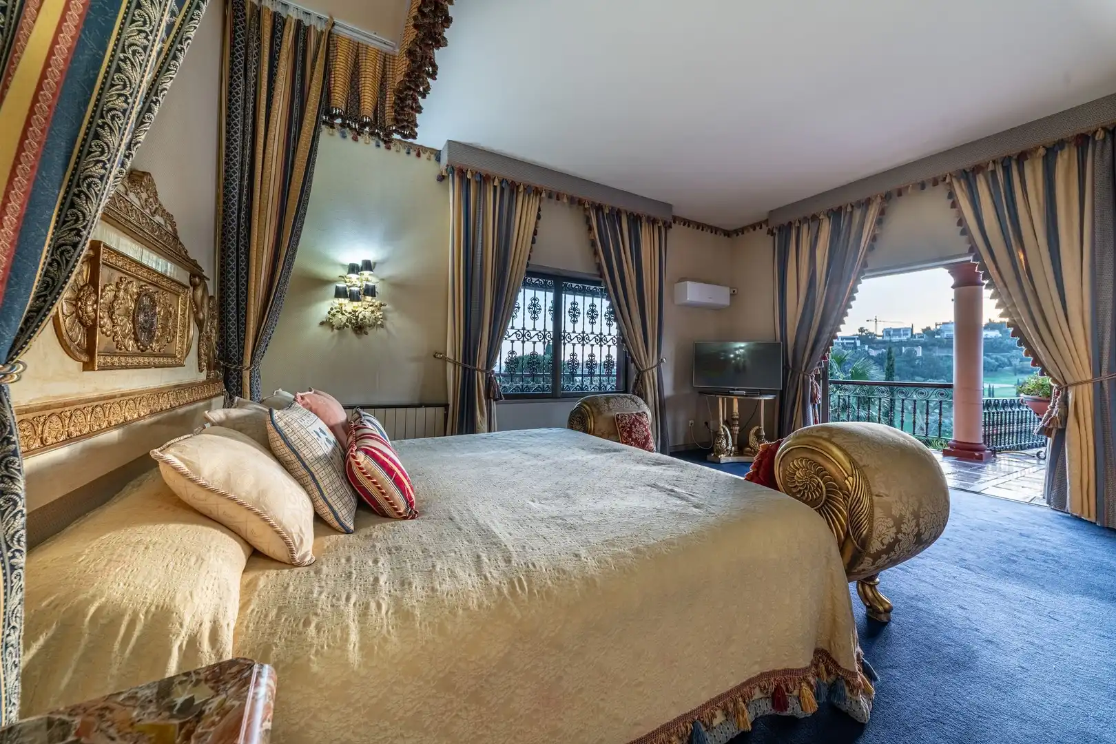 Bedroom of Country homes for sale in Benahavís  with Terrace and Furnished
