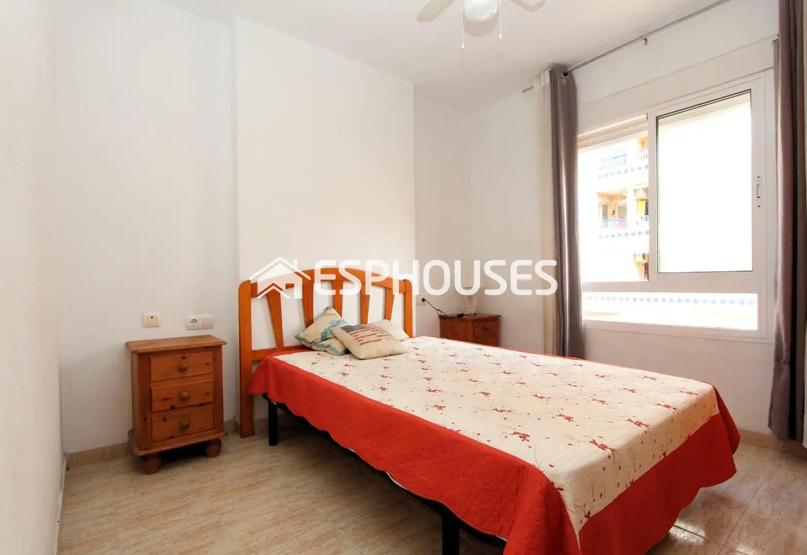 Habitación de Apartamento en venta en Guardamar del Segura con Aire acondicionado, Balcón y Piscina comunitaria