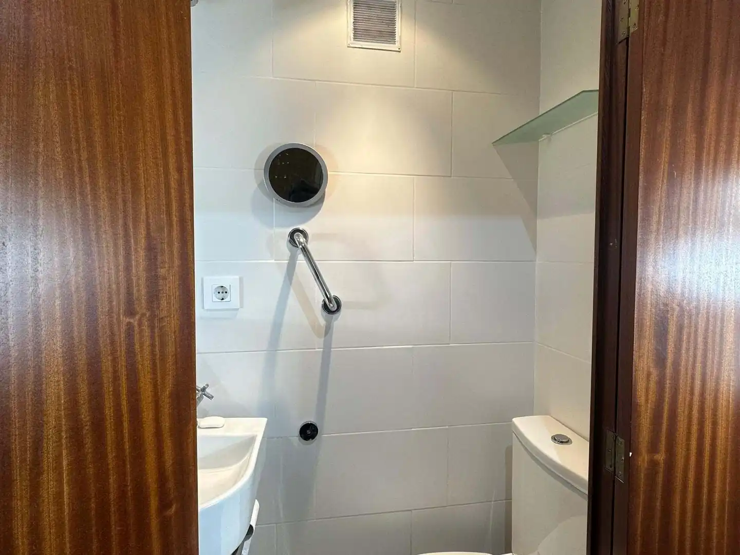 Bathroom of Attic for sale in Vilanova i la Geltrú  with Air Conditioner, Heating and Terrace
