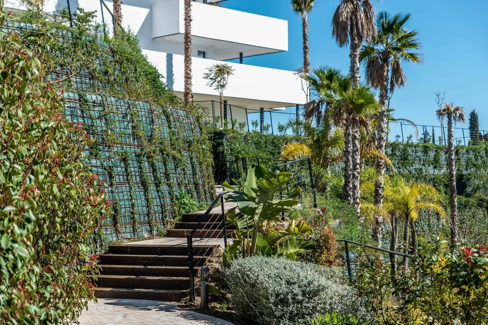 Vista exterior de Planta baja en venta en Estepona con Aire acondicionado, Calefacción y Jardín privado