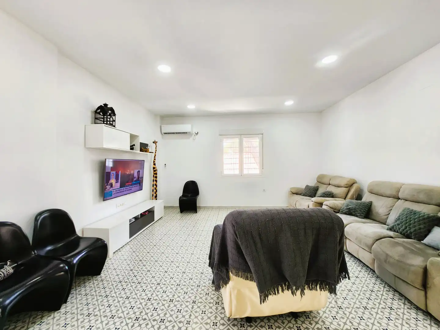 Sala de estar de Casa o chalet en venta en Alcalá de Guadaira con Aire acondicionado, Calefacción y Jardín privado