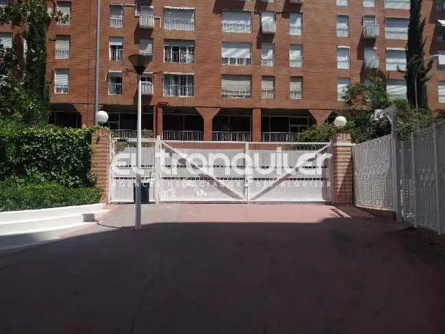 Parkplatz von Wohnung zur Miete in Madrid mit Parkett, Schwimmbad und Möbliert