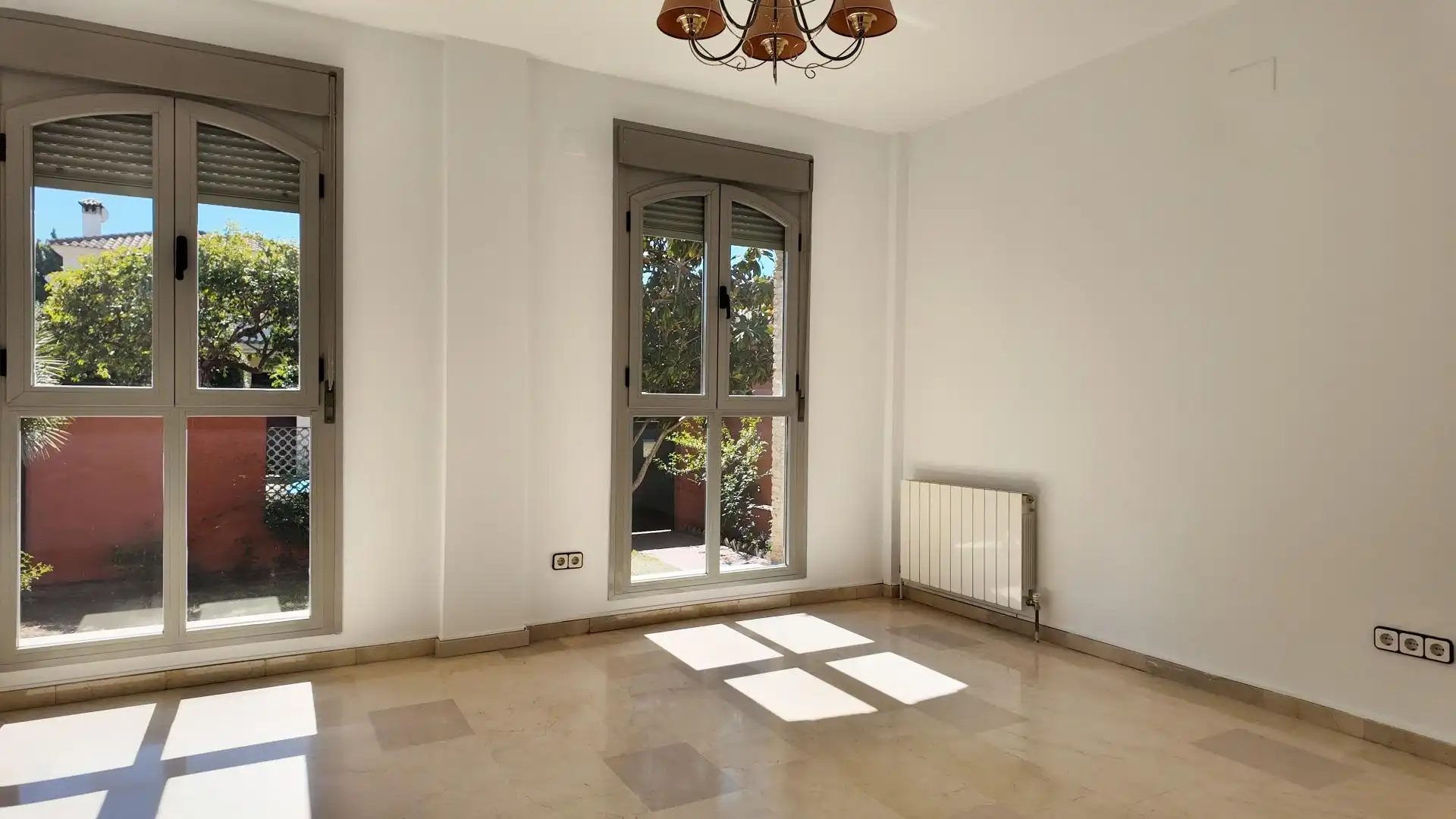 Sala de estar de Casa o chalet en venta en Bormujos con Aire acondicionado, Calefacción y Jardín privado
