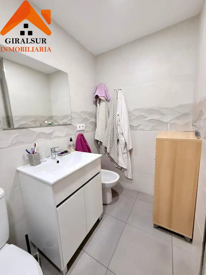 Bathroom of Flat for sale in Sevilla  with Air Conditioner and Terrace