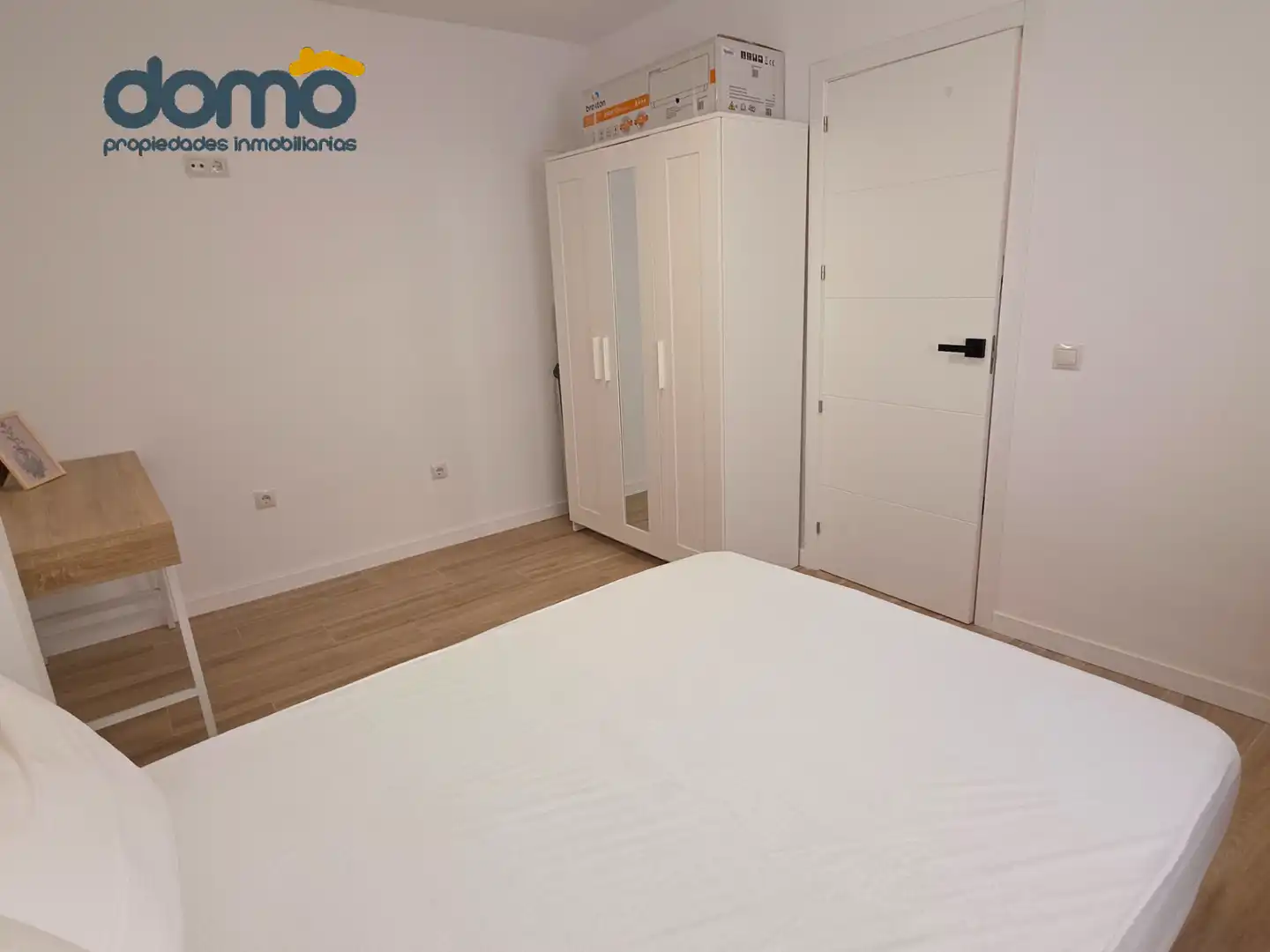 Dormitori de Pis per a compartir en Almería amb Aire condicionat, Moblat i Forn