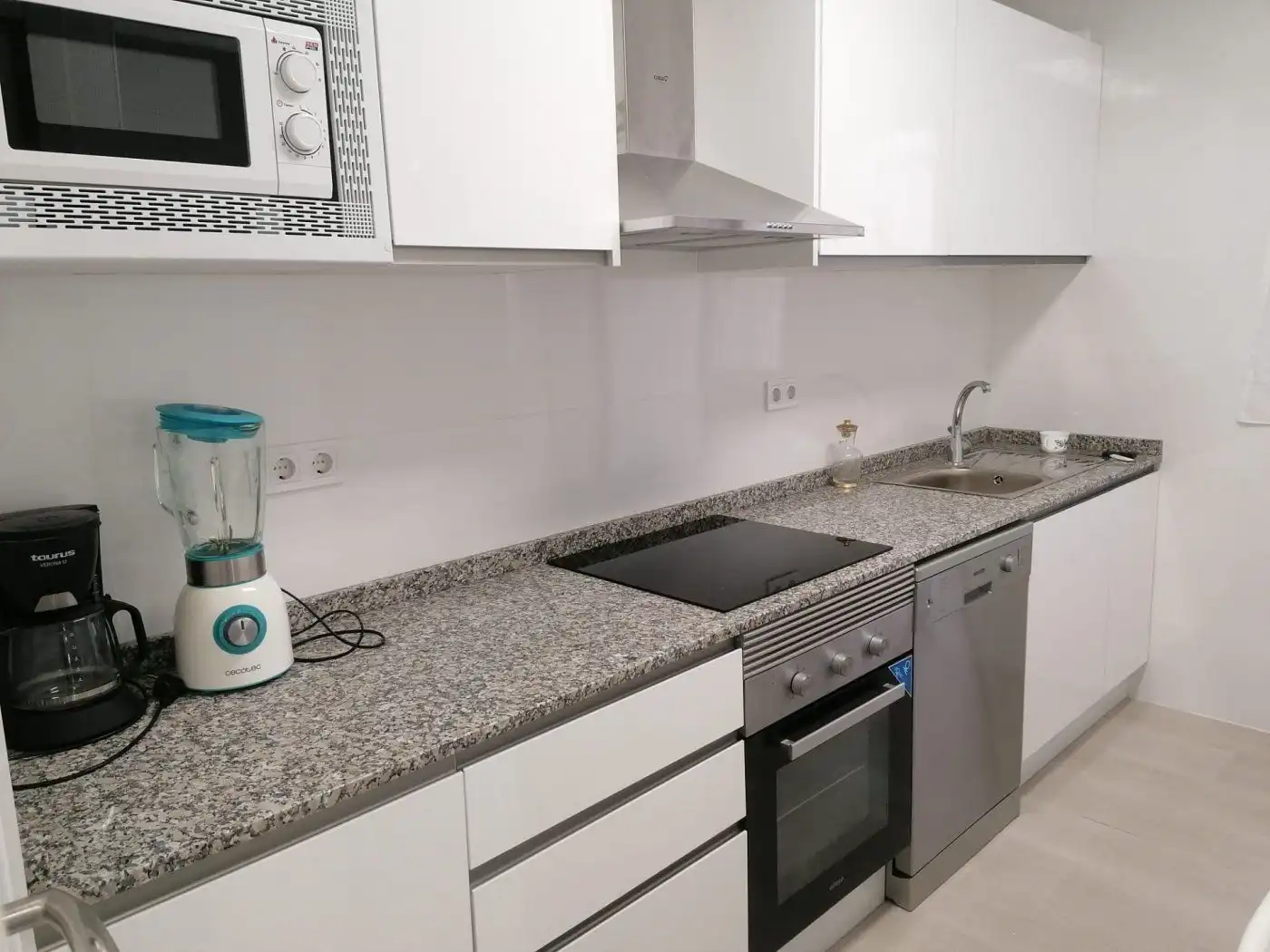 Cuina de Pis de lloguer en Murcia amb Aire condicionat i Moblat