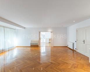 Sala d'estar de Apartament en venda en  Barcelona Capital amb Calefacció, Jardí privat i Parquet