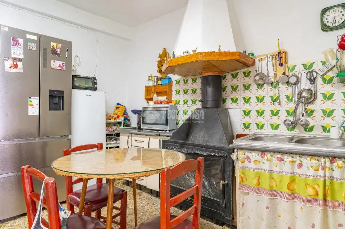 House for sale in C. Reyes Católicos