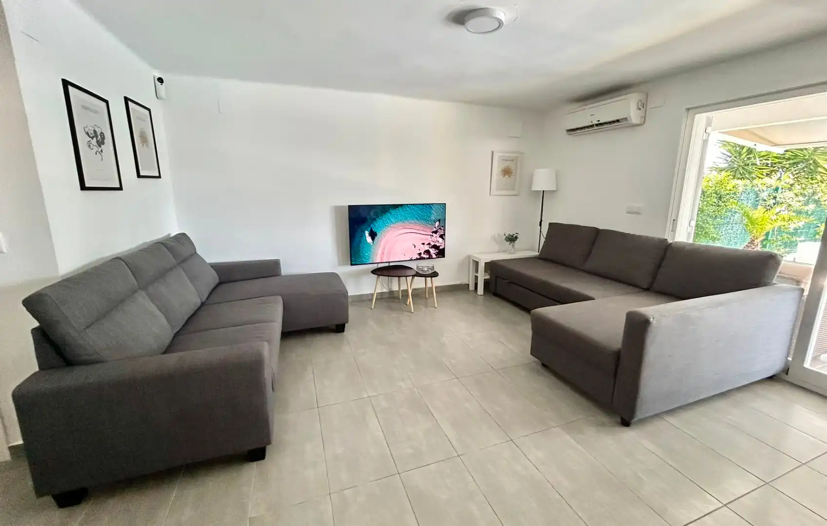 Sala d'estar de Casa adosada en venda en Alcalà de Xivert amb Aire condicionat, Jardí privat i Terrassa