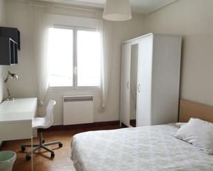 Bedroom of Flat to share in  Pamplona / Iruña  with Air Conditioner and Terrace