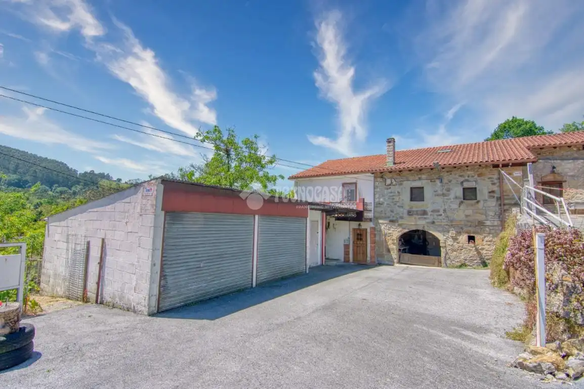 Vista exterior de Finca rústica en venda en Solórzano amb Terrassa i Balcó