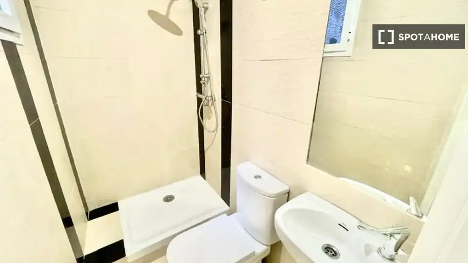 Baño de Piso de alquiler en Madrid con Aire acondicionado, Calefacción y Amueblado