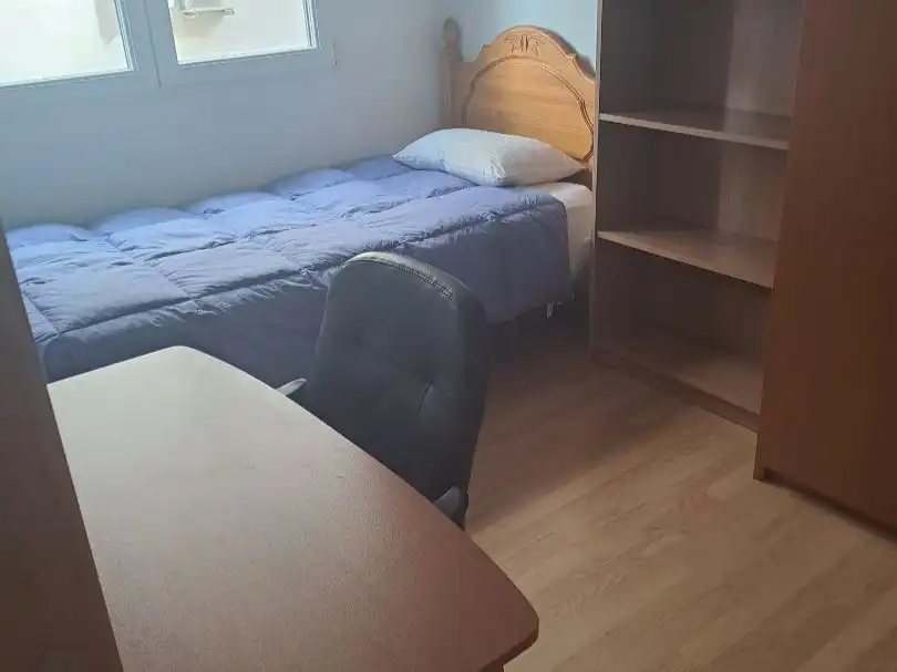 Dormitori de Pis per a compartir en Granada amb Aire condicionat, Calefacció i Parquet