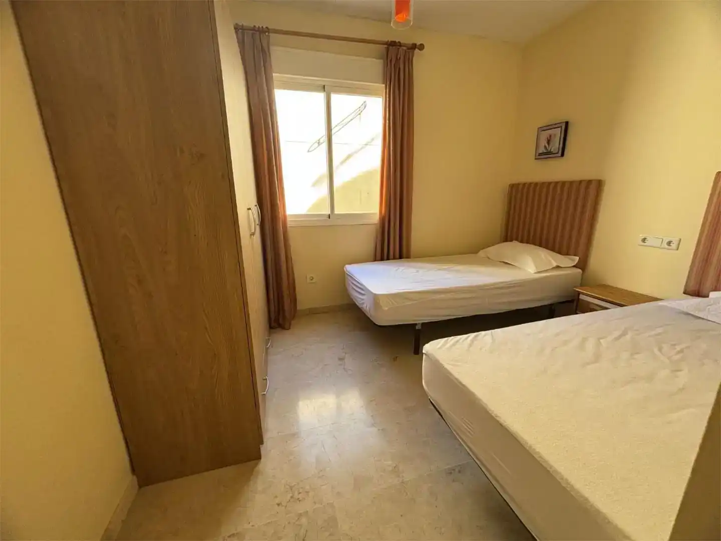 Schlafzimmer von Dachboden zur Miete in Estepona mit Klimaanlage und Balkon