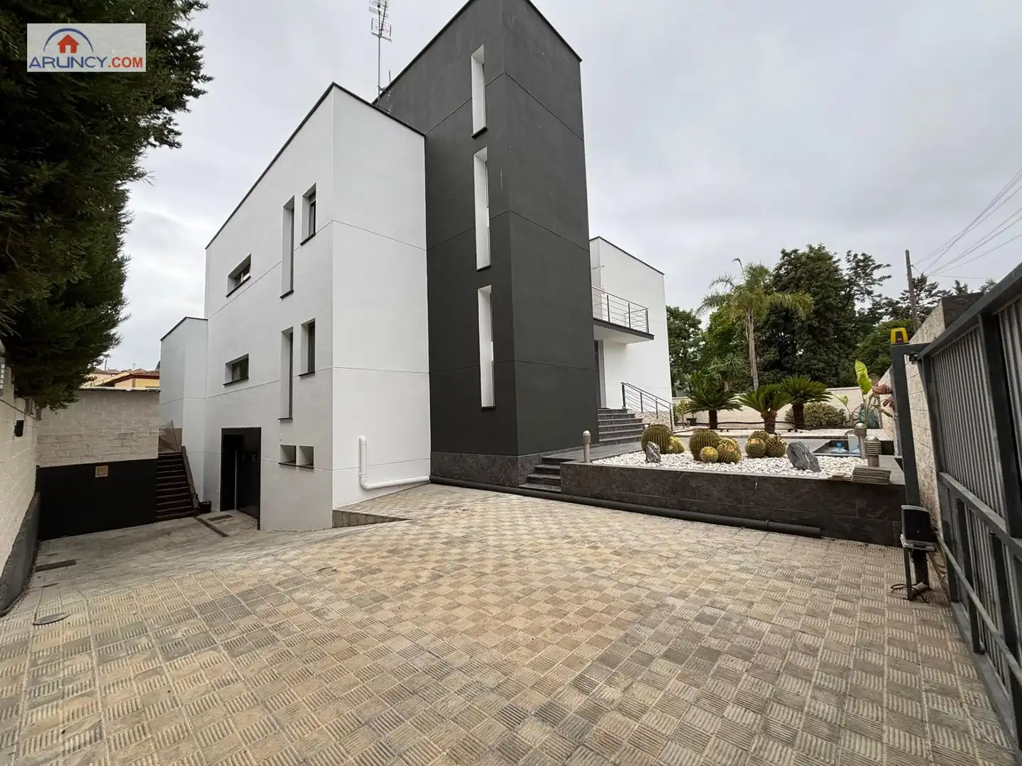 Vista exterior de Casa o xalet en venda en Alcalá de Guadaira amb Aire condicionat, Jardí privat i Traster