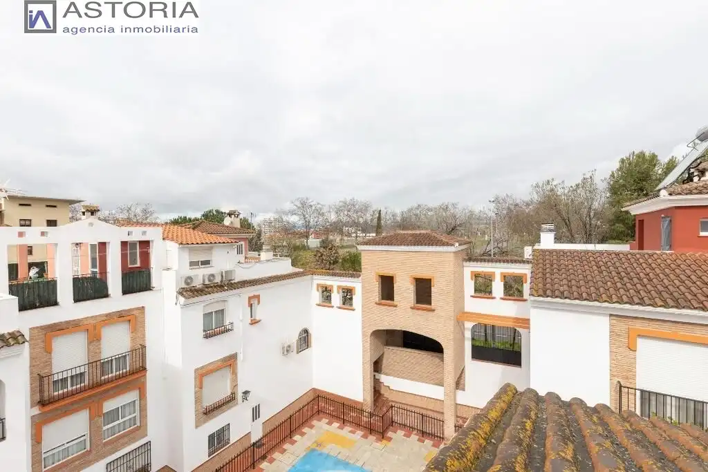 Vista exterior de Casa adosada en venda en Granada amb Terrassa i Piscina comunitària