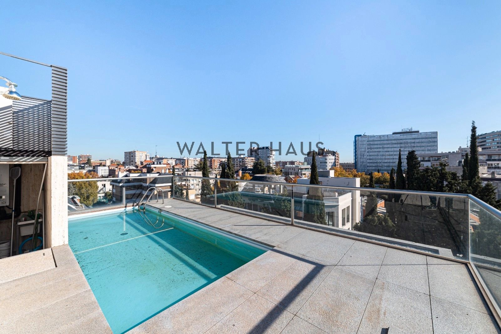 Swimming pool of Flat for sale in  Madrid Capital  with Air Conditioner, Heating and Private garden