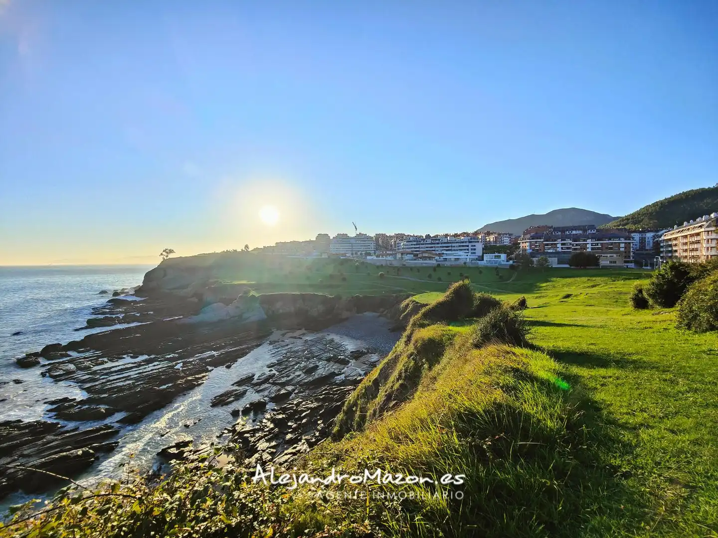 Vista exterior de Ático en venta en Castro-Urdiales con Calefacción, Parquet y Terraza