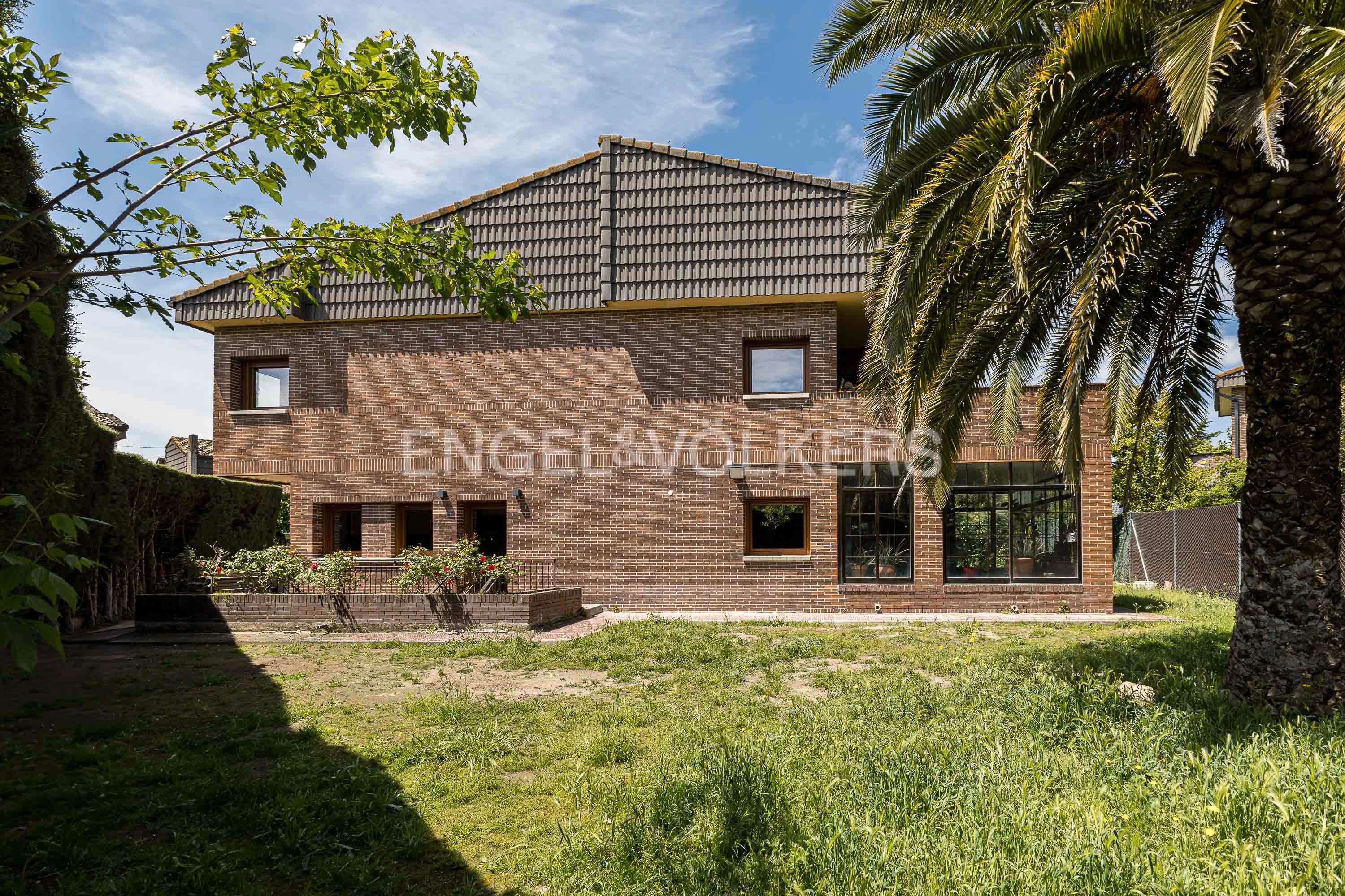 Exterior view of House or chalet for sale in Pozuelo de Alarcón  with Air Conditioner, Heating and Private garden