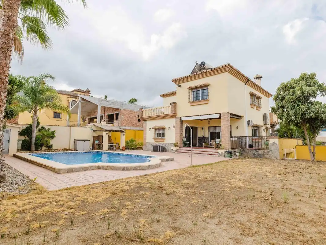 Vista exterior de Casa o xalet en venda en Alhaurín El Grande amb Aire condicionat, Calefacció i Jardí privat
