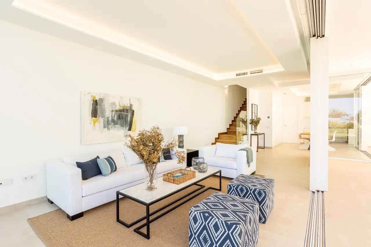 Sala d'estar de Casa o xalet en venda en Marbella amb Aire condicionat, Jardí privat i Terrassa