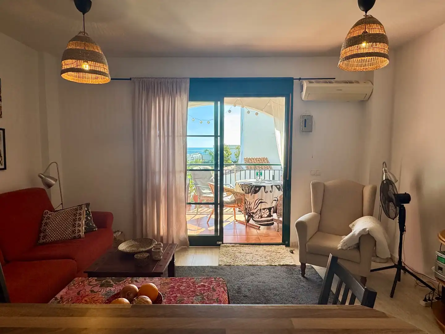 Sala d'estar de Apartament en venda en Benalmádena amb Aire condicionat, Terrassa i Moblat