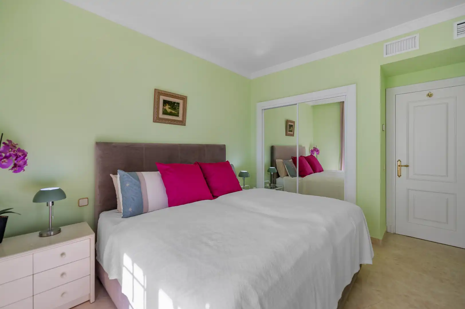 Habitación de Casa adosada en venta en Marbella con Aire acondicionado, Terraza y Piscina