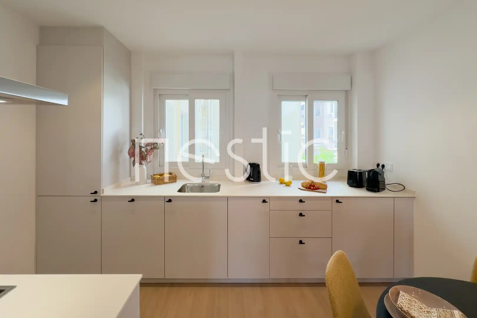 Cuina de Apartament de lloguer en Madrid amb Aire condicionat, Calefacció i Moblat