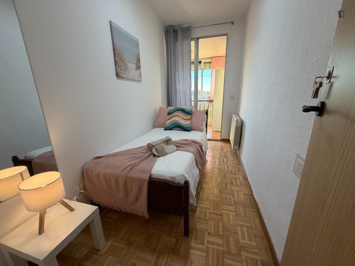 Dormitori de Apartament per a compartir en  Madrid Capital amb Calefacció, Moblat i Forn
