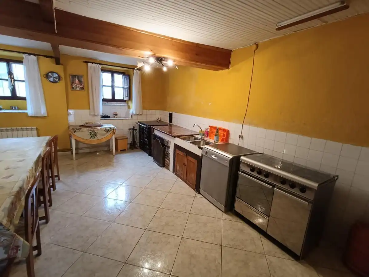 Küche von Einfamilien-Reihenhaus zum Verkauf in Peñamellera Alta mit Heizung, Privatgarten und Terrasse