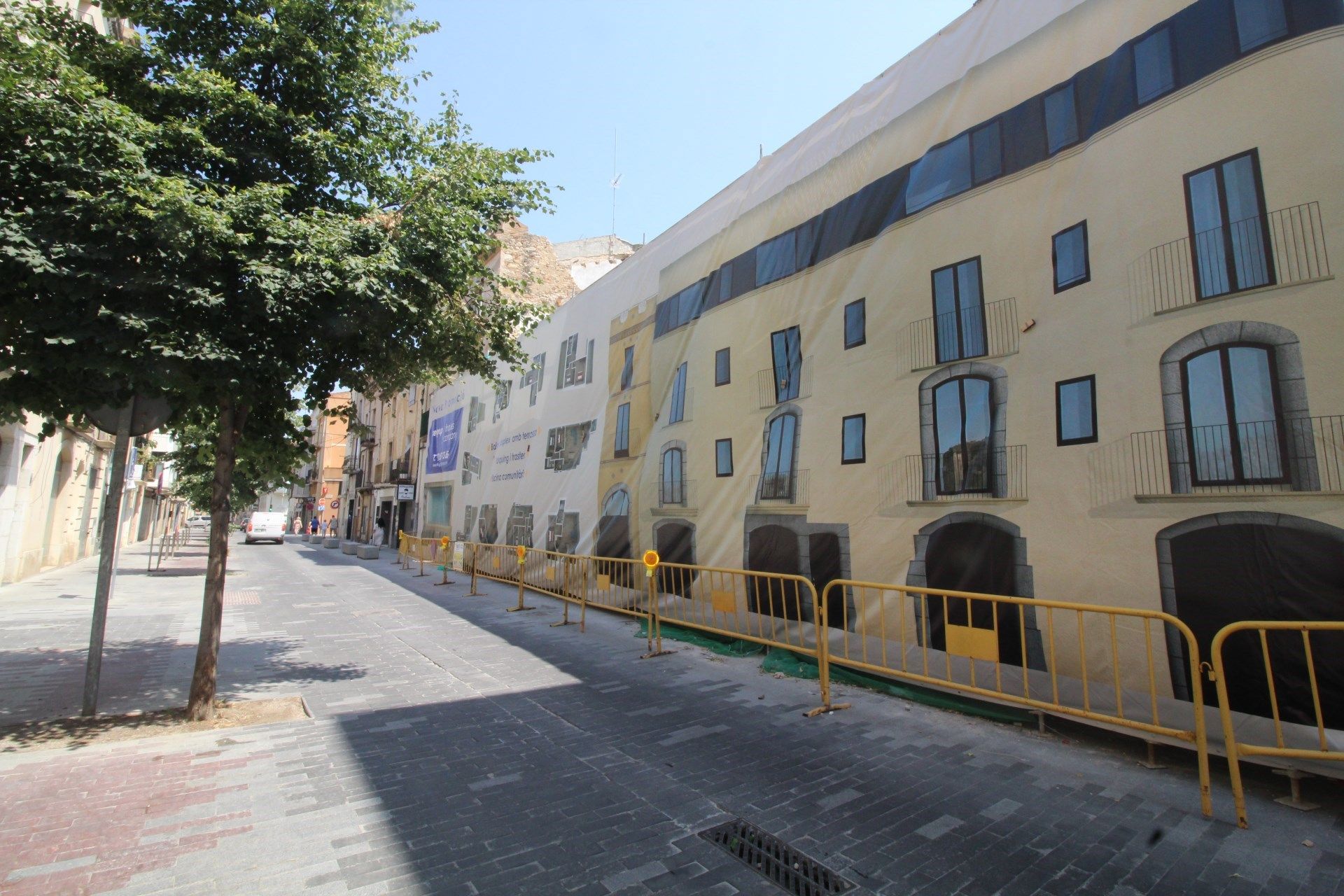 Vista exterior de Dúplex en venda en Figueres amb Calefacció, Terrassa i Piscina