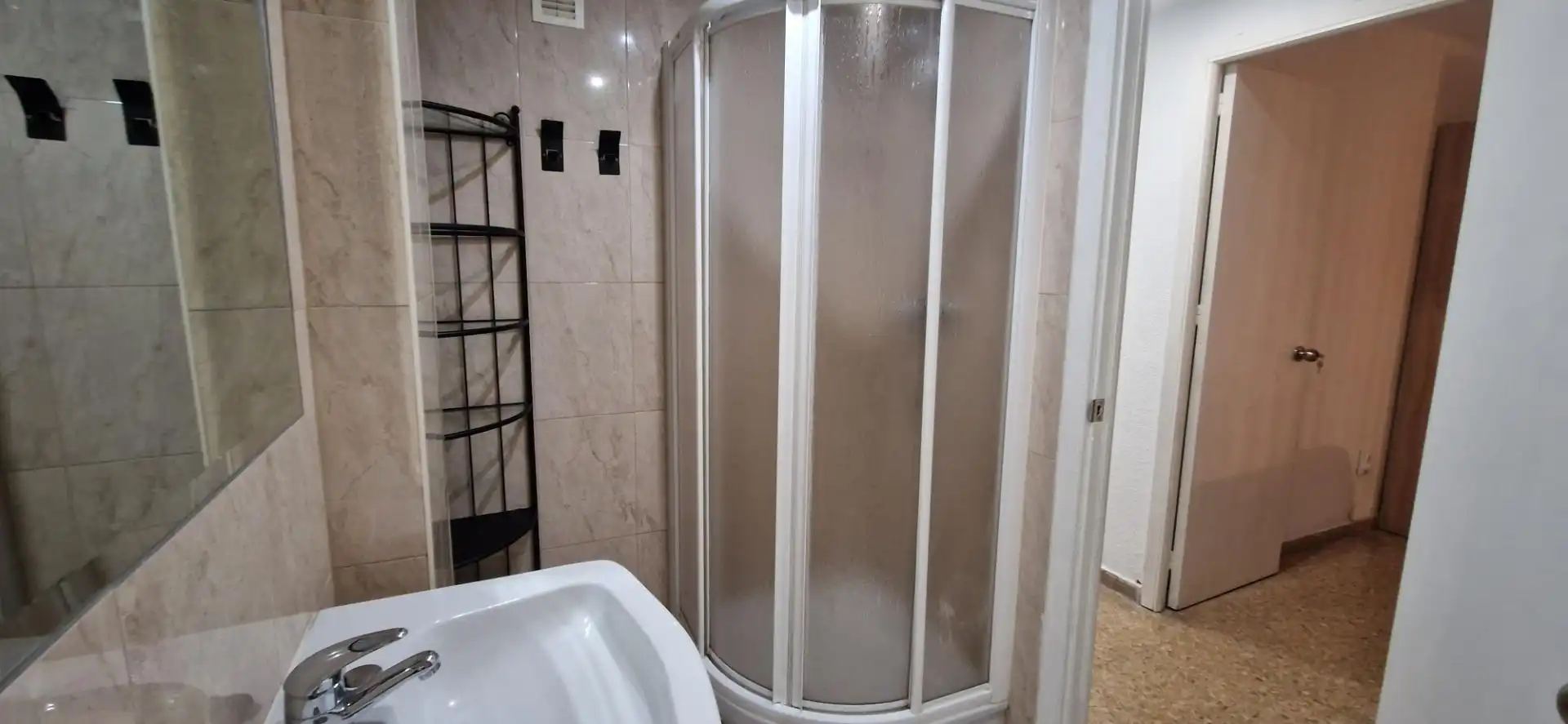 Badezimmer von Wohnung zur untervermieten in Córdoba mit Klimaanlage, Abstellraum und Balkon