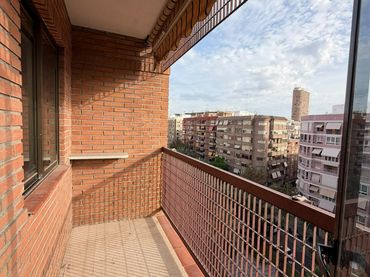 Flat with balcony to rent in Benalúa - Babel