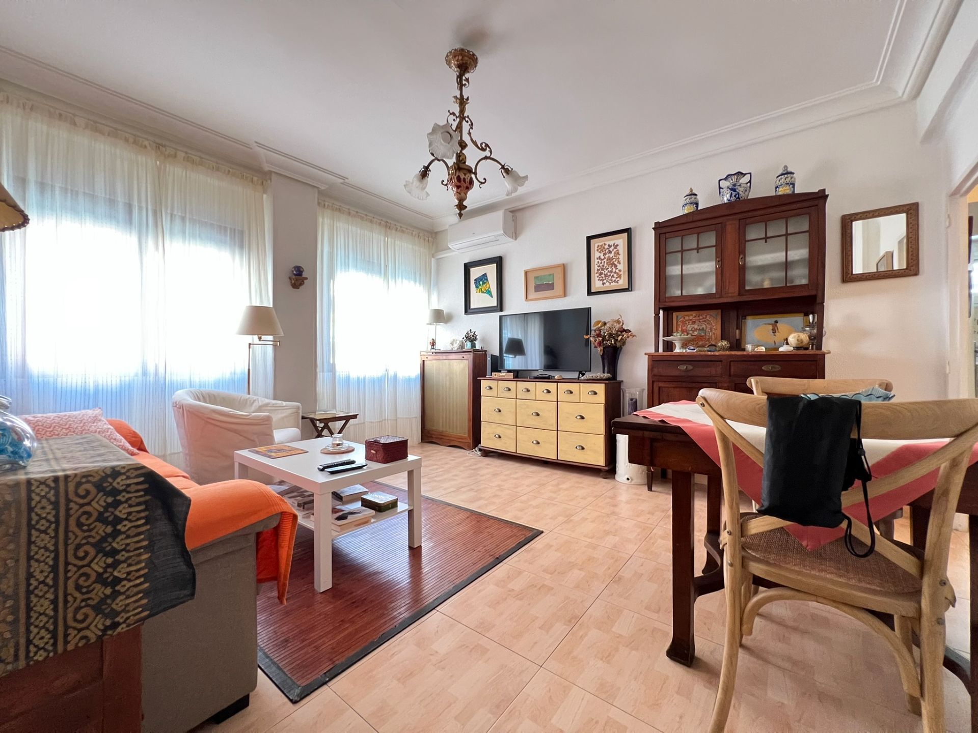 Sala d'estar de Pis en venda en  Madrid Capital amb Aire condicionat, Calefacció i Moblat