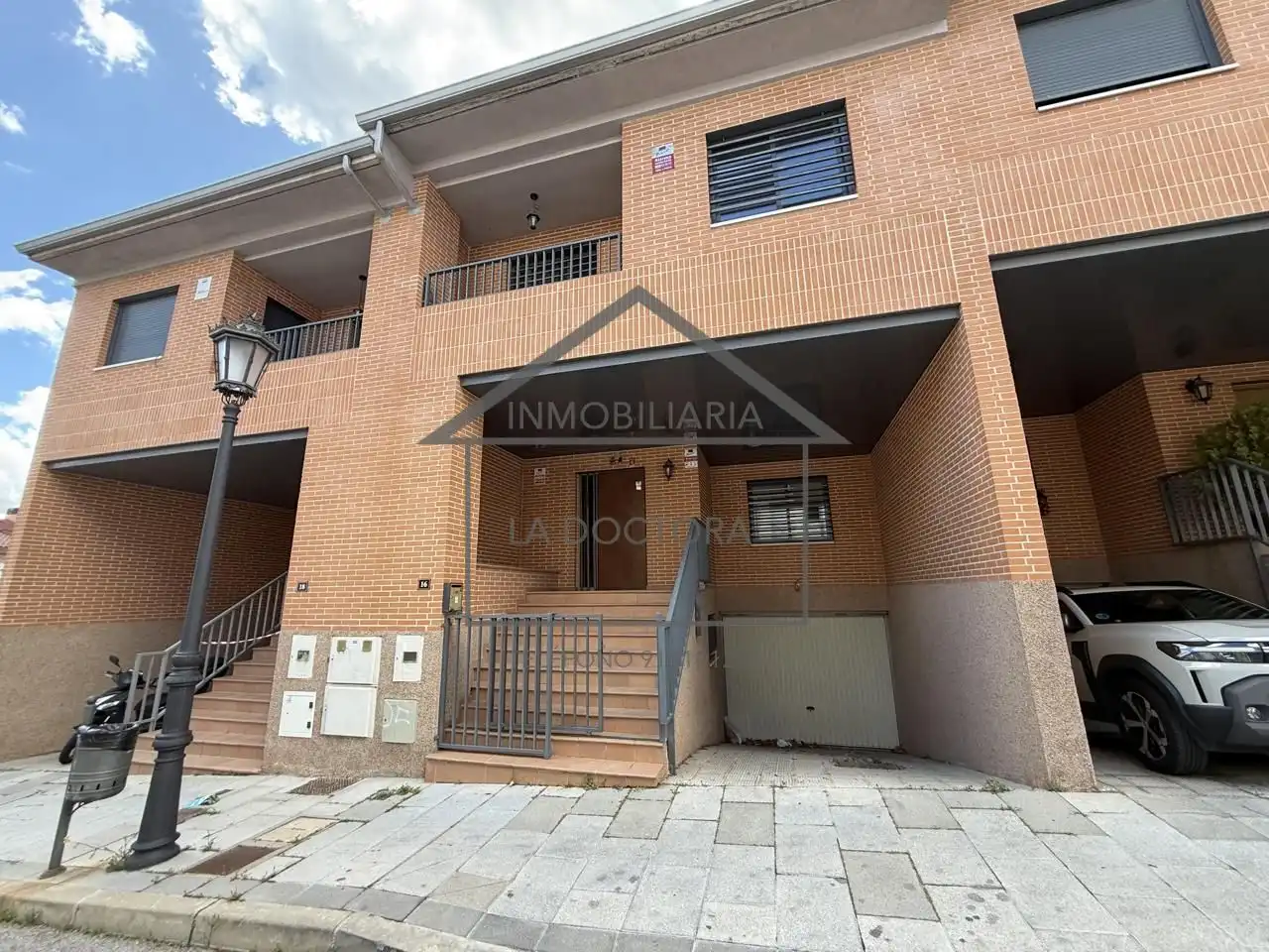 Vista exterior de Casa adosada en venda en Navalcarnero amb Calefacció, Jardí privat i Terrassa