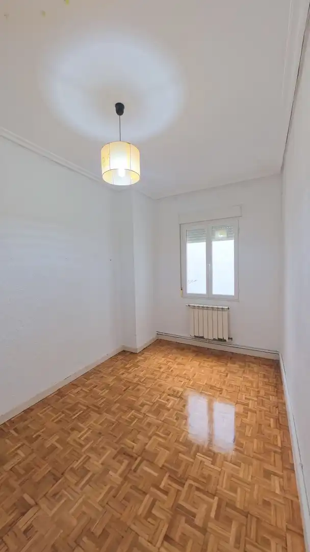 Habitación de Piso en venta en  Logroño con Calefacción, Parquet y Trastero