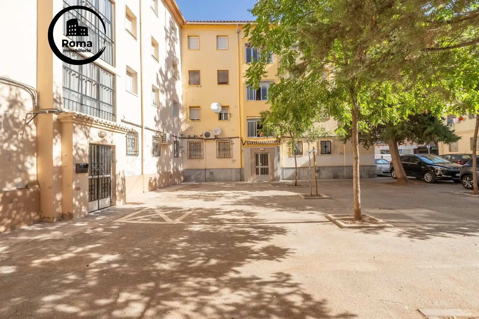 Vista exterior de Pis en venda en Granada amb Aire condicionat i Balcó