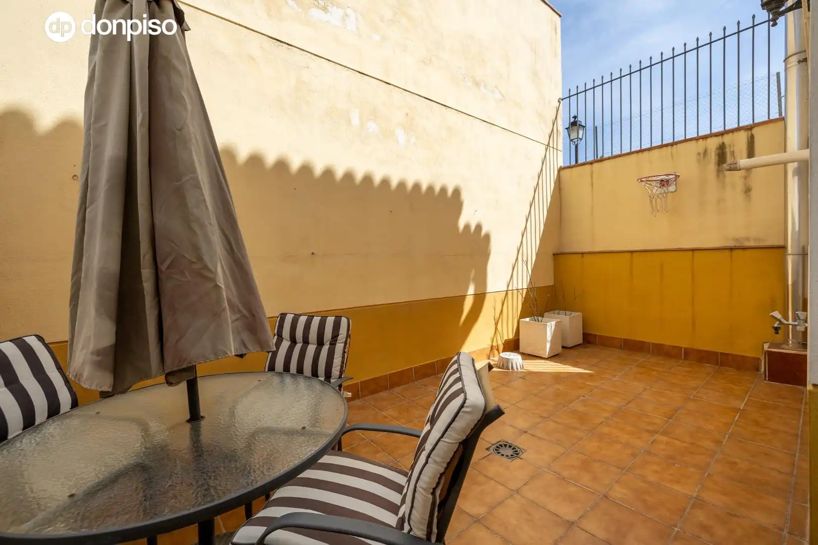Casa aparellada amb terrassa en venda a MARIA PINET 10, imagen 14