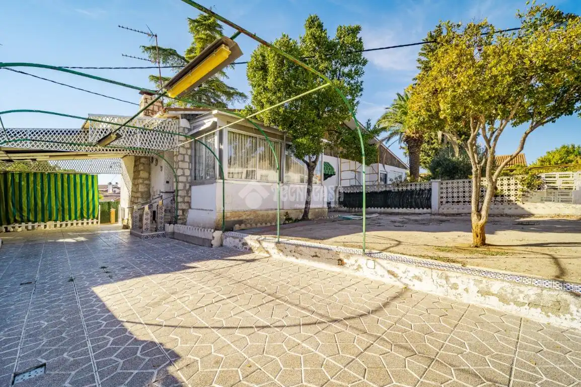 Semi-detached house with pool for sale in Los Villares